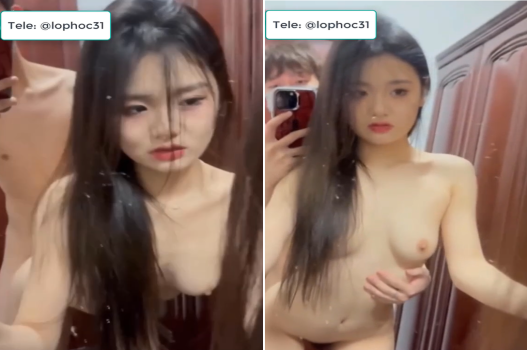 Gái xinh mê soi gương lúc đụ nhau